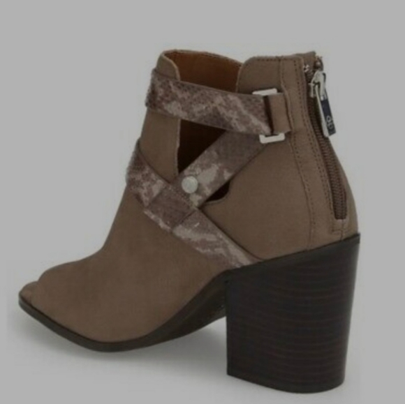 NEW BOOTIES - Picture 7 of 9